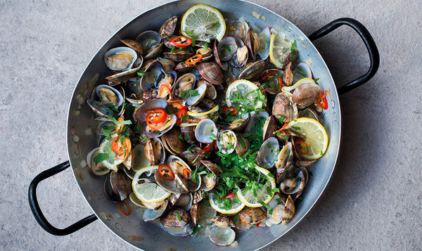 SPRING CLAMS WITH GARLIC, CHILLI, PARSLEY AND LEMON